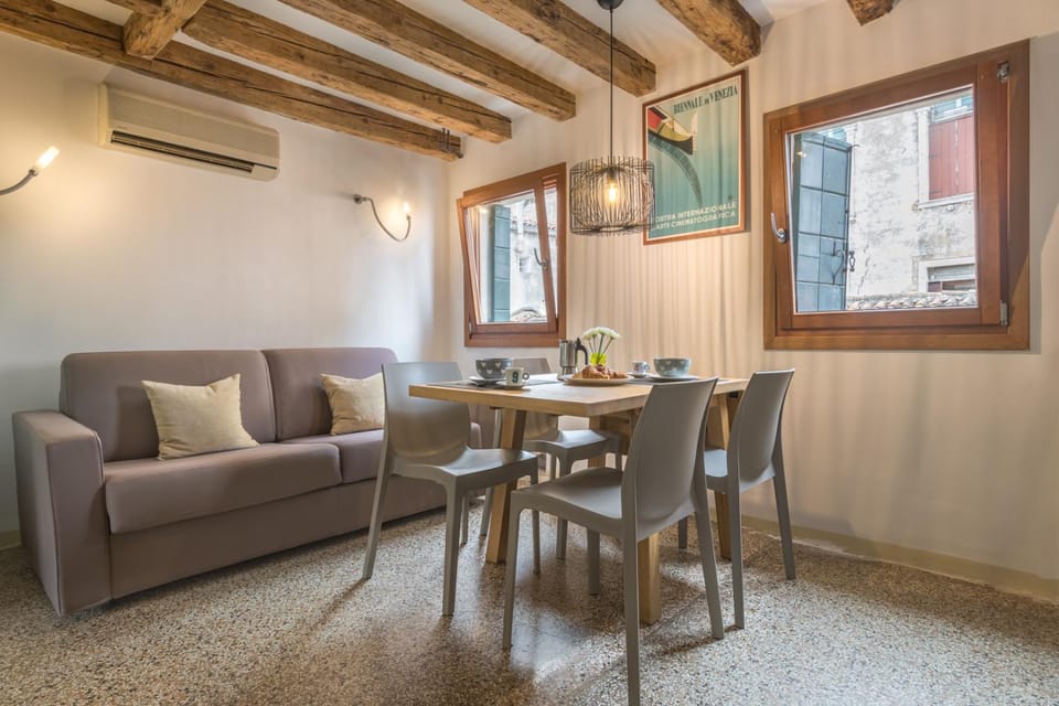 Seating area, Dining area