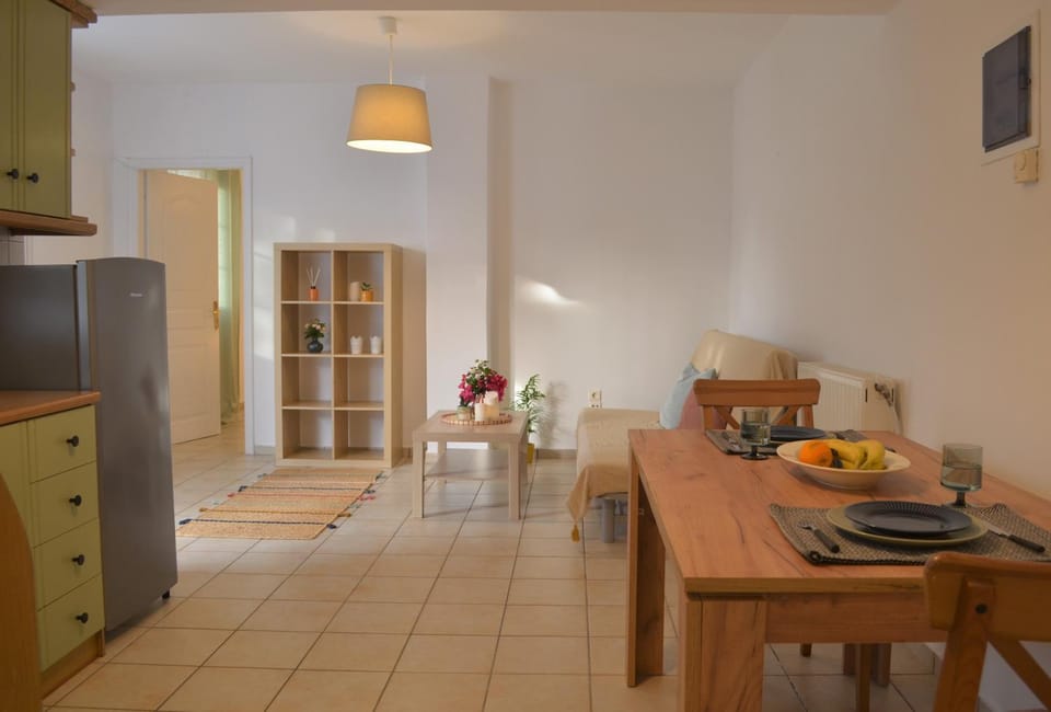 Kitchen or kitchenette, Seating area, Dining area