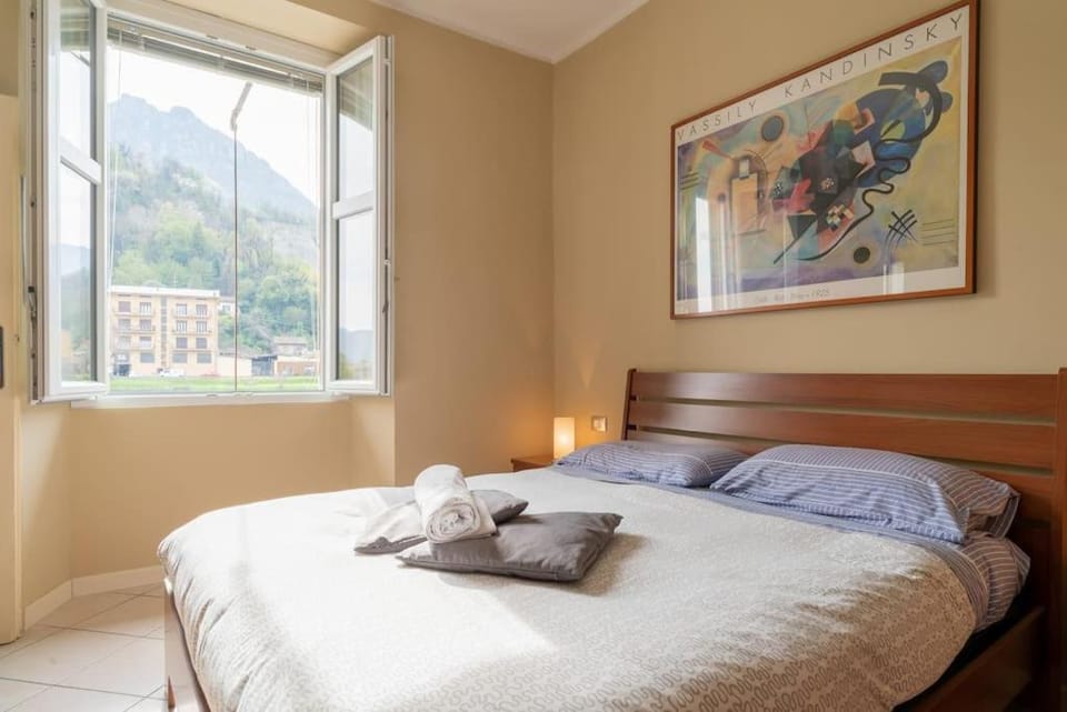 Photo of the whole room, Bedroom, Mountain view
