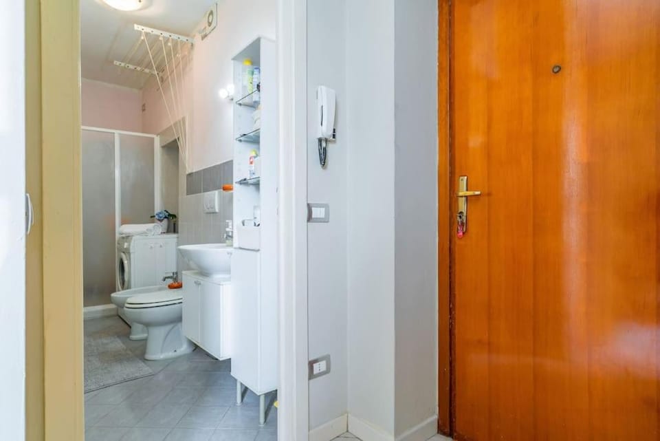 Shower, Toilet, Bathroom, bidet, towels, washing machine