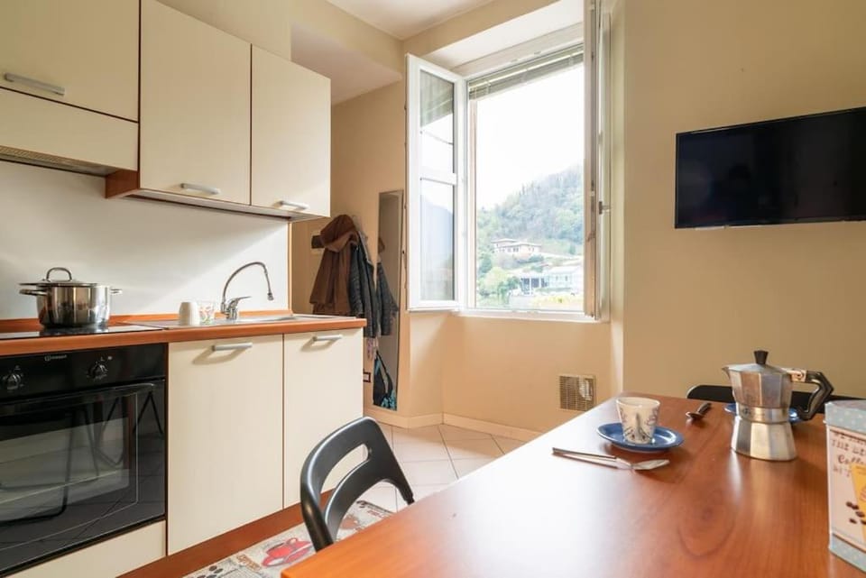 Kitchen or kitchenette, Dining area, oven, stove