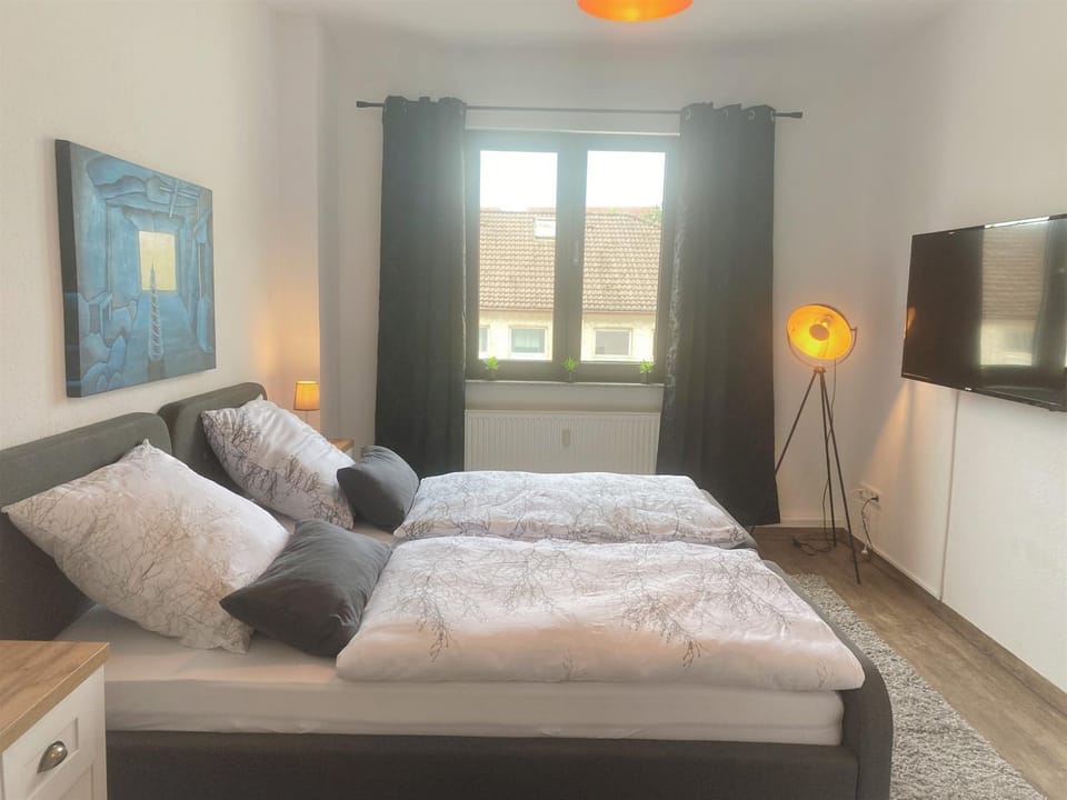 Bed, TV and multimedia, Bedroom
