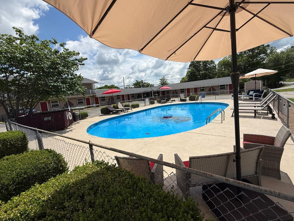 Property building, Day, Pool view, Swimming pool, sunbed