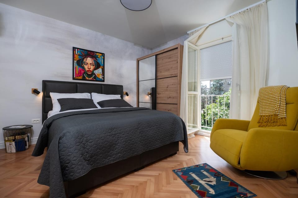 Bed, Living room, Photo of the whole room, Seating area, Bedroom