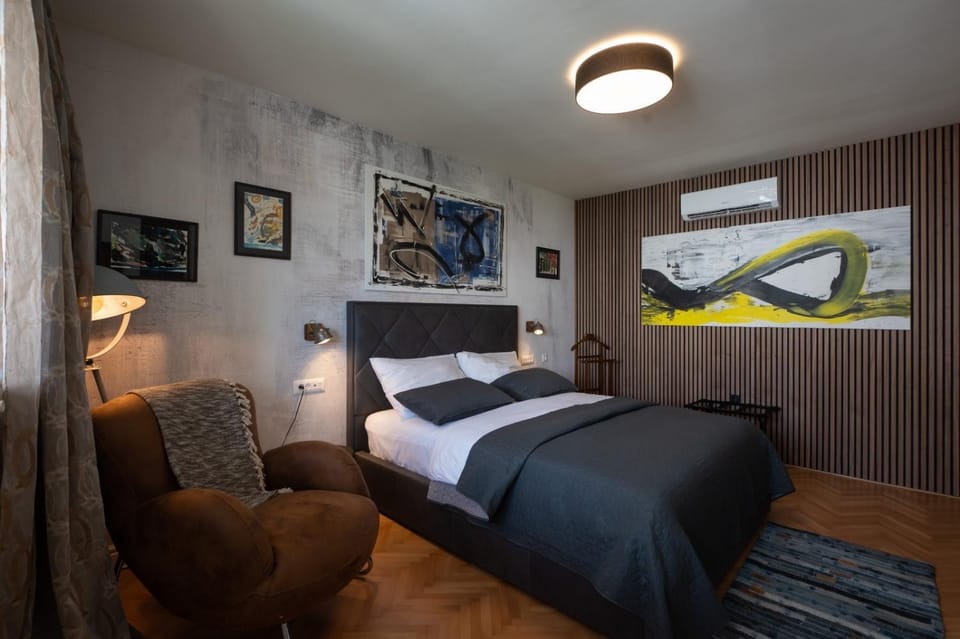 Bed, TV and multimedia, Living room, Photo of the whole room, Decorative detail, Seating area, Bedroom