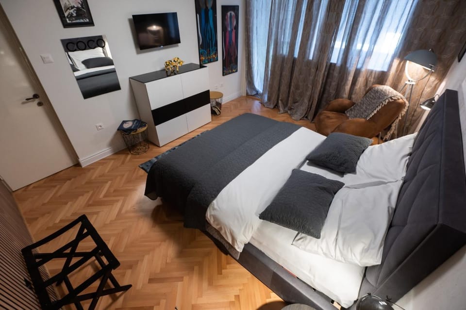 Bed, TV and multimedia, Photo of the whole room, Seating area, Evening entertainment