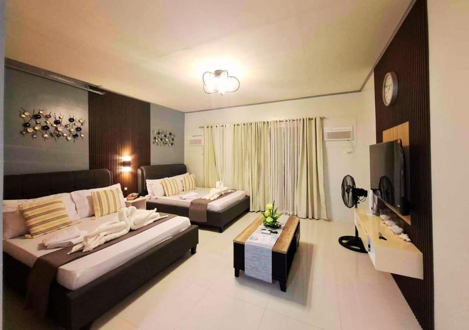 Communal lounge/ TV room, Bed, TV and multimedia, Living room, Photo of the whole room, Seating area, Evening entertainment, Bedroom