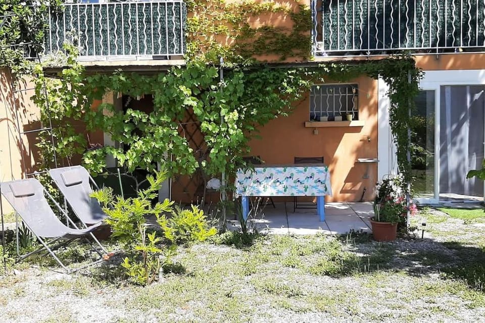 T.Belle Vue Panoramique au coeur du Luberon 40m2 + pergola . jardin. P Apartment in Apt