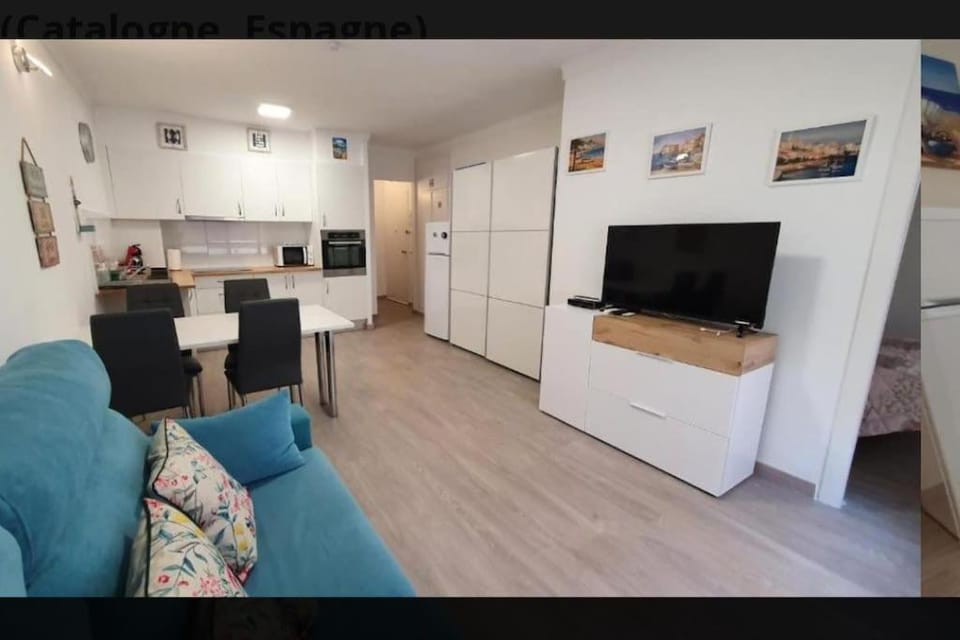 Communal lounge/ TV room, TV and multimedia, Dining area