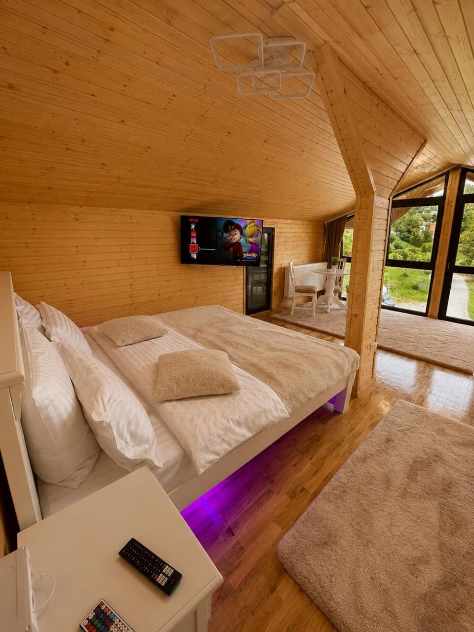 Bed, TV and multimedia, Bedroom
