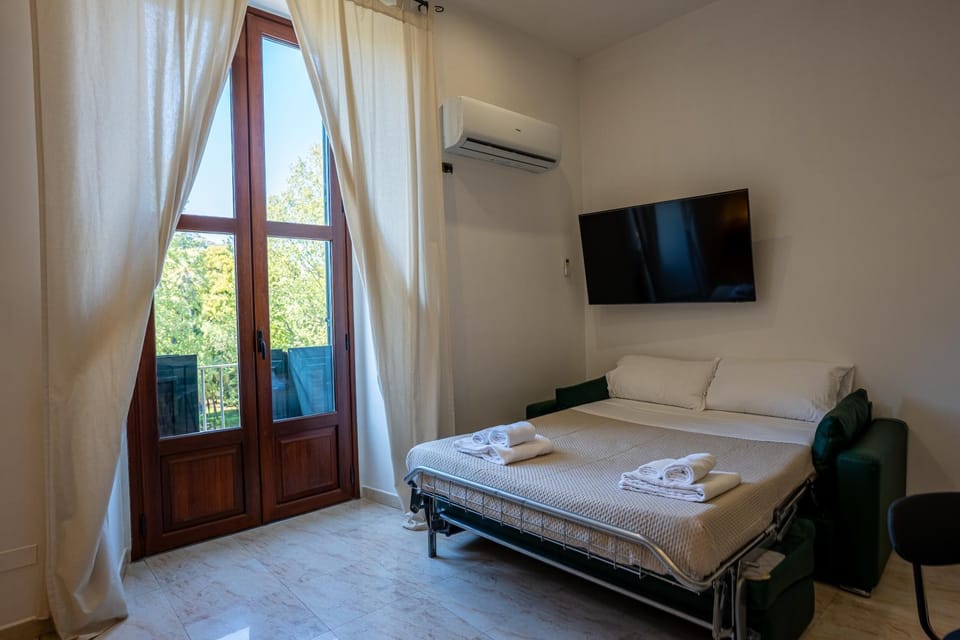 Bed, TV and multimedia, Photo of the whole room, Bedroom, City view, towels, air conditioner