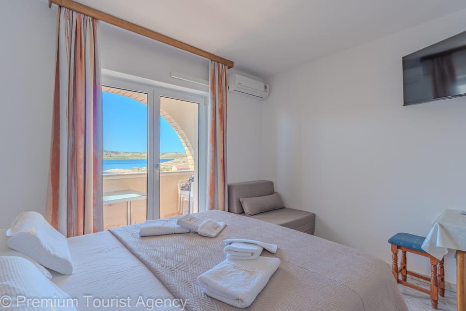 Bed, TV and multimedia, Balcony/Terrace, Bedroom, Sea view, towels