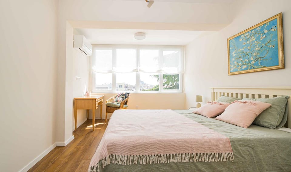 Bed, Photo of the whole room, Seating area
