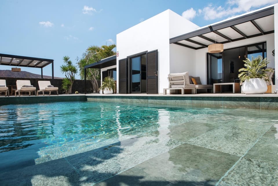 Luxurious Villa Acebo 4 bed 4 bath Private pool Villa in Playa Blanca