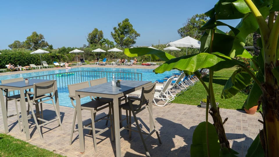 Restaurant/places to eat, Day, Garden, Garden view, Pool view, Swimming pool, sunbed