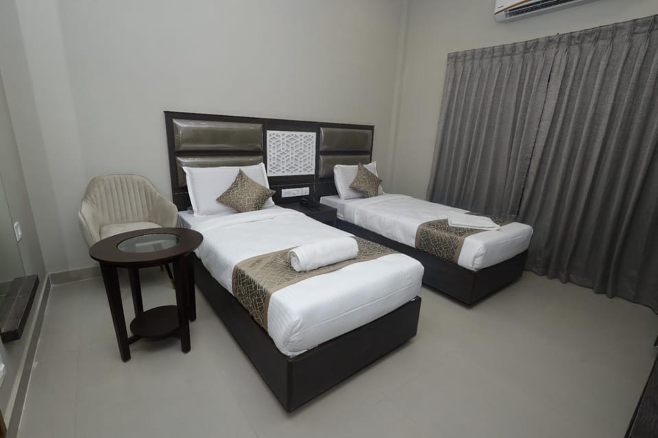 Grand Courtyard Business Hotel, Saligramam Hotel in Chennai