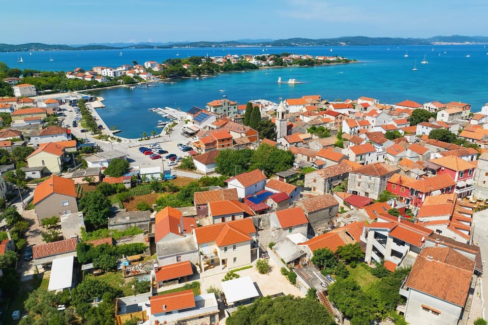 Property building, Nearby landmark, Neighbourhood, Natural landscape, Bird's eye view, Location