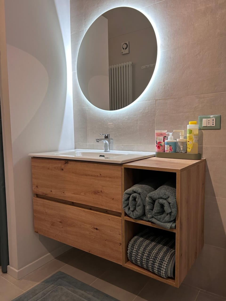 Bathroom, towels