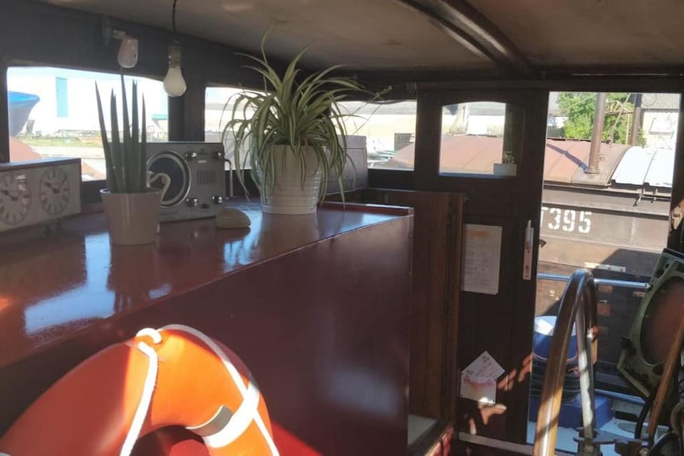 Captain's cabin: Cosy flat on a house boat Cabin in Strasbourg