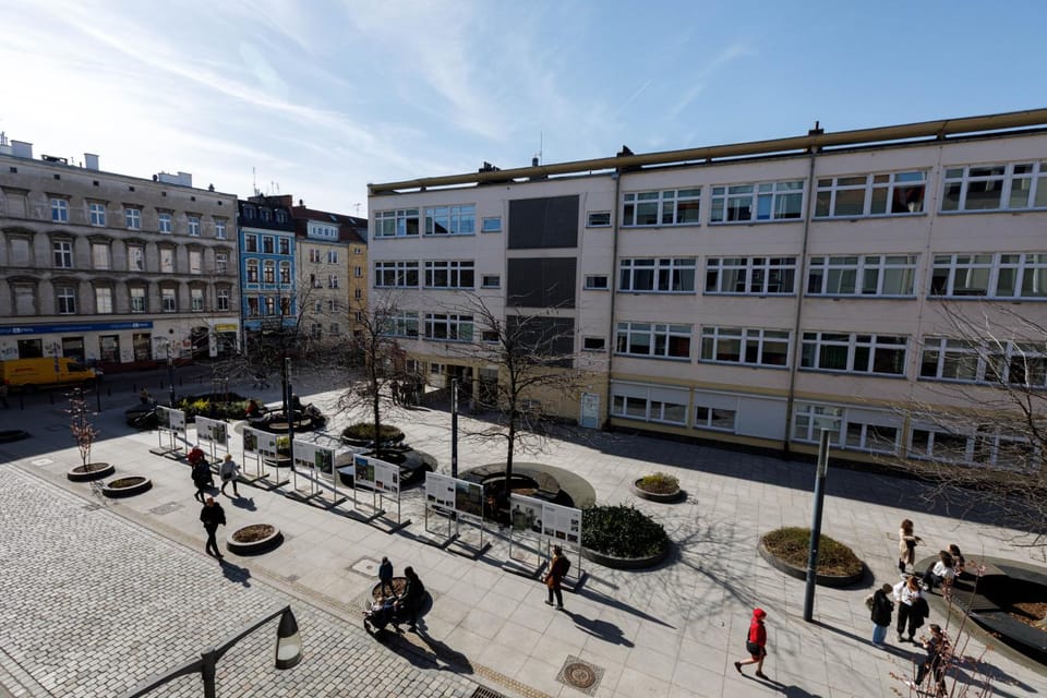 Property building, Spring, Day, People, Neighbourhood, City view, Street view, Location, group of guests