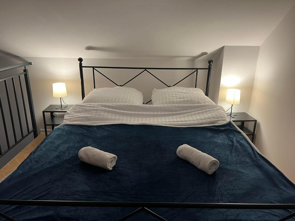 Bed, Photo of the whole room, Bedroom, towels