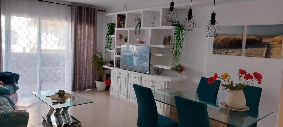 TV and multimedia, Living room, Seating area, Dining area