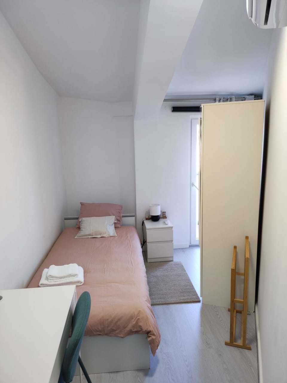 Bed, Photo of the whole room, Seating area, Bedroom, towels, wardrobe, air conditioner