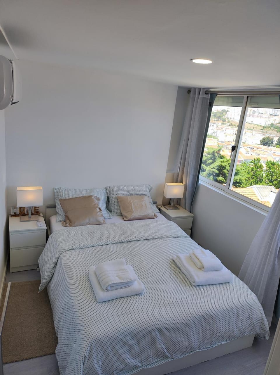 Bed, Photo of the whole room, Bedroom, City view, towels, air conditioner