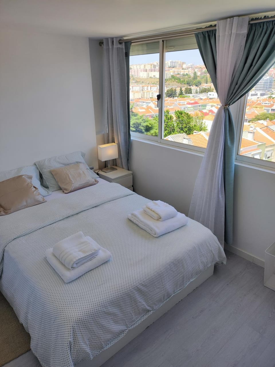 Bed, View (from property/room), Balcony/Terrace, Photo of the whole room, Seating area, Bedroom, towels, wardrobe, air conditioner