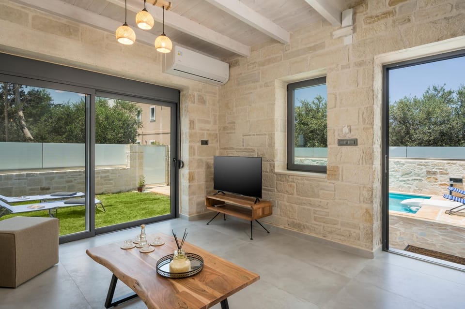 Patio, Day, Natural landscape, TV and multimedia, View (from property/room), Seating area, Pool view, Swimming pool, sunbed