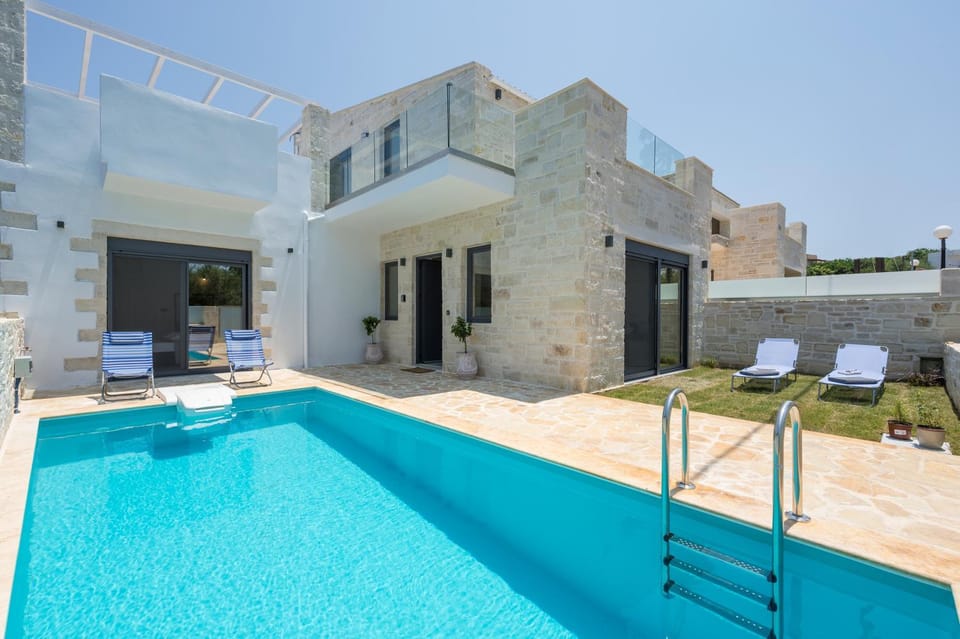 Property building, Patio, Day, Pool view, Swimming pool, Swimming pool, sunbed