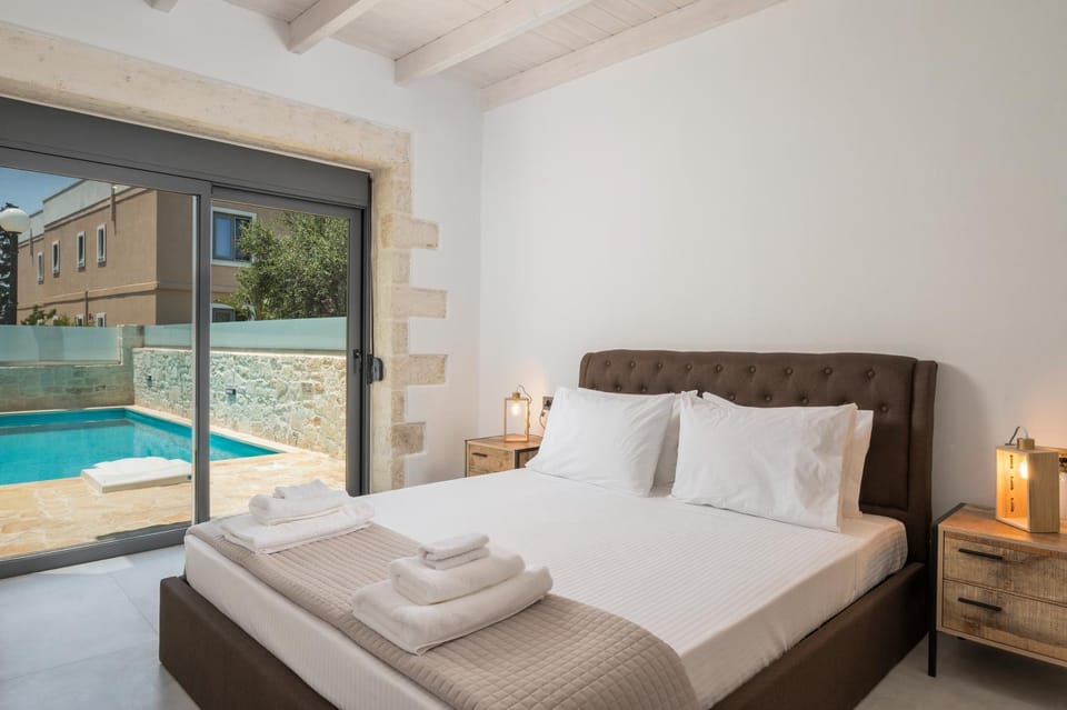 Bed, Photo of the whole room, Bedroom, Pool view, Swimming pool, towels