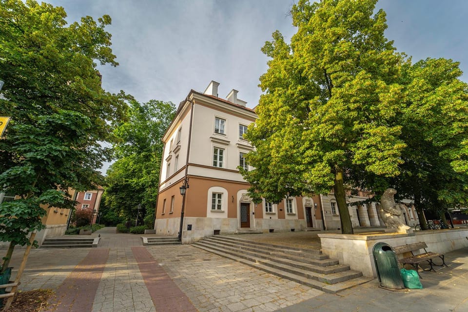 Property building, Neighbourhood, Location
