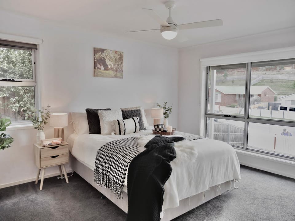 Modern holiday home in Hobart - Stunning Mountain & Water views House in Glenorchy