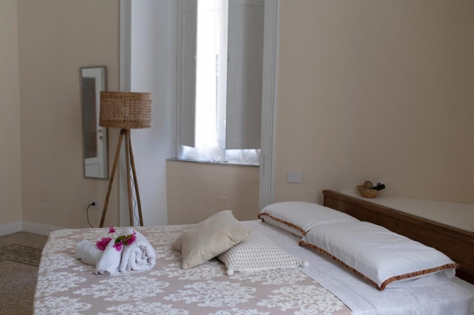 Bedroom, towels
