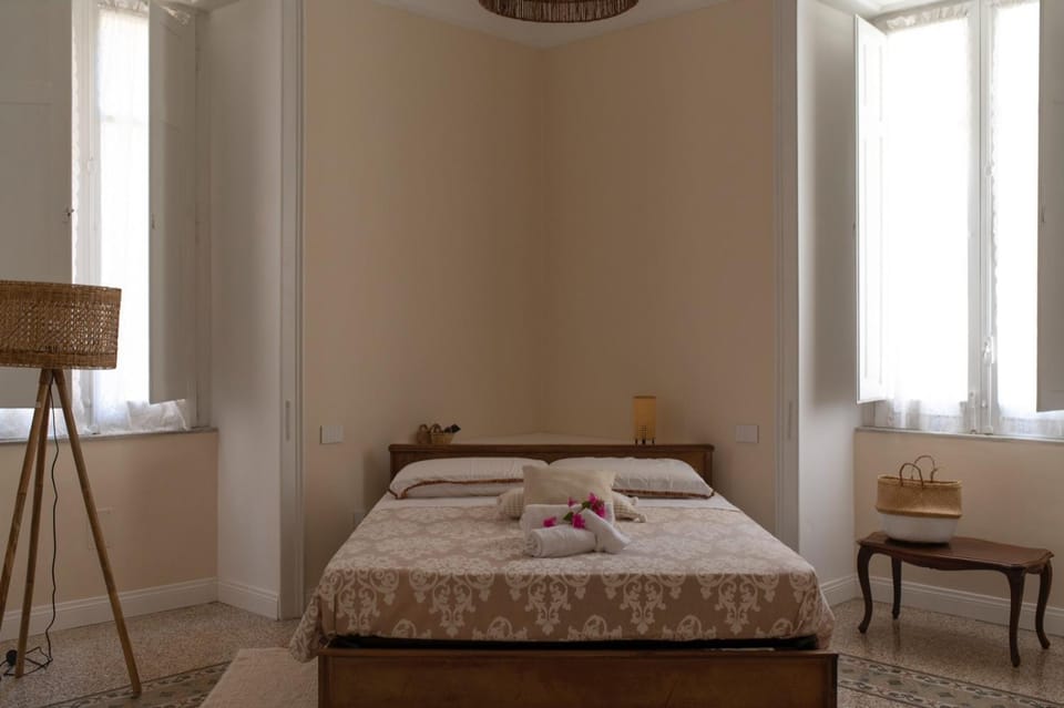 Bedroom, towels