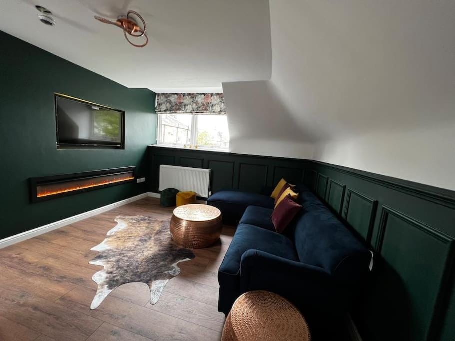TV and multimedia, Living room, Seating area
