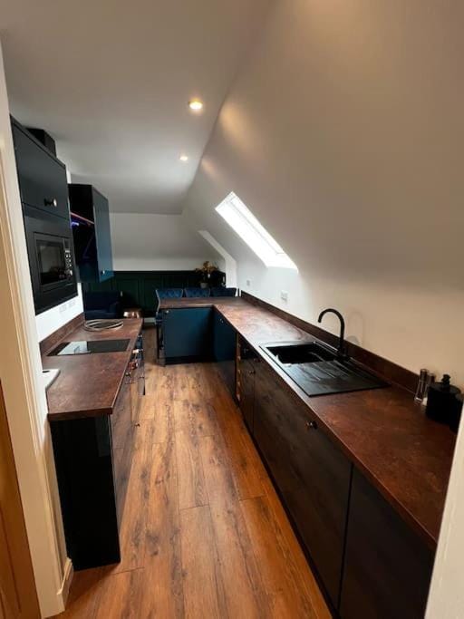 Kitchen or kitchenette, minibar
