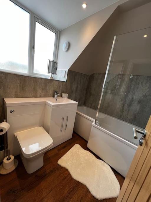 Shower, Toilet, Bathroom, Bath, towels