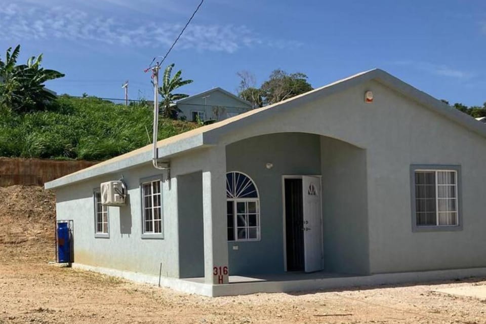 Sleeps 4 with Free Parking 15-min to Beach House in St. Ann Parish