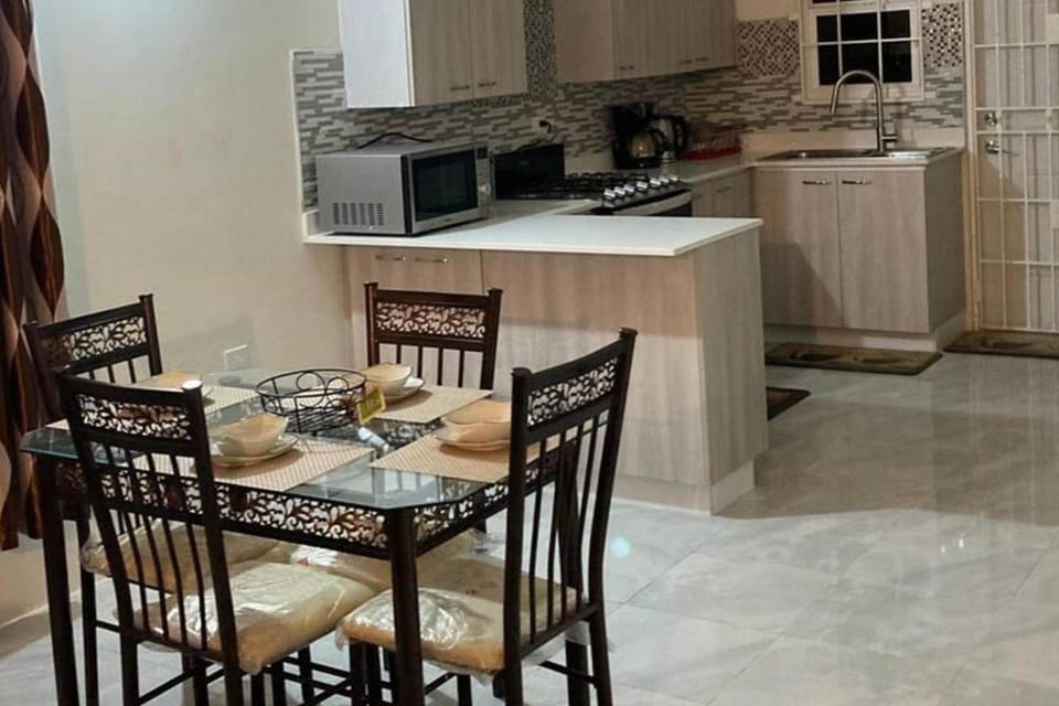 Sleeps 4 with Free Parking 15-min to Beach House in St. Ann Parish