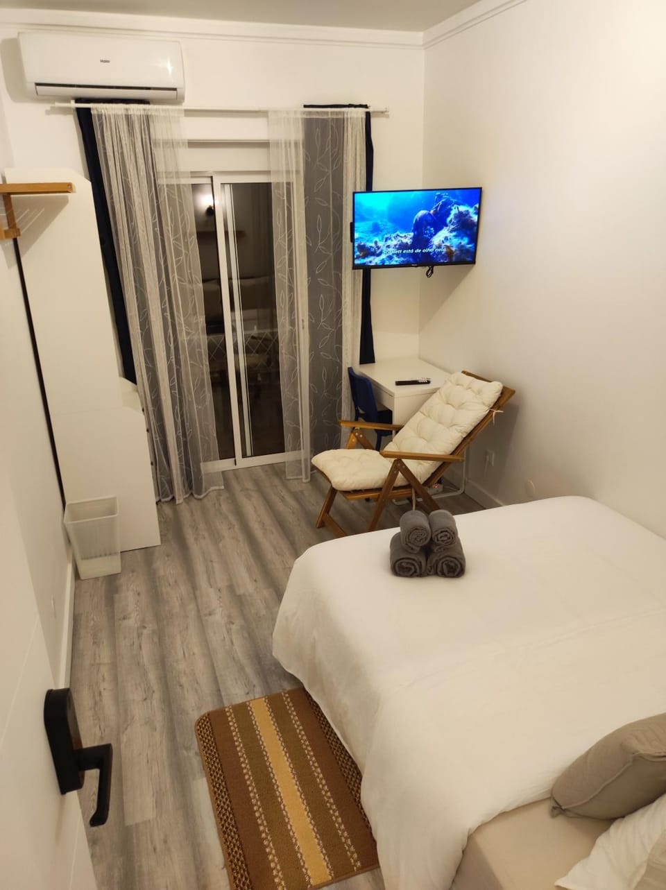 Bed, TV and multimedia, Photo of the whole room, Seating area, Bedroom, sunbed, towels, air conditioner