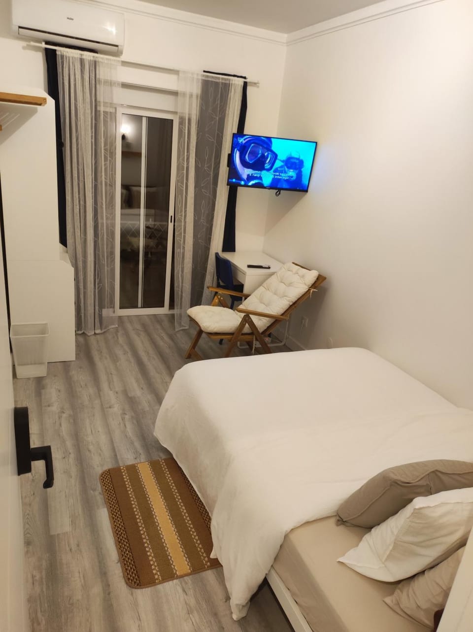 Bed, TV and multimedia, Seating area, Bedroom, sunbed, air conditioner