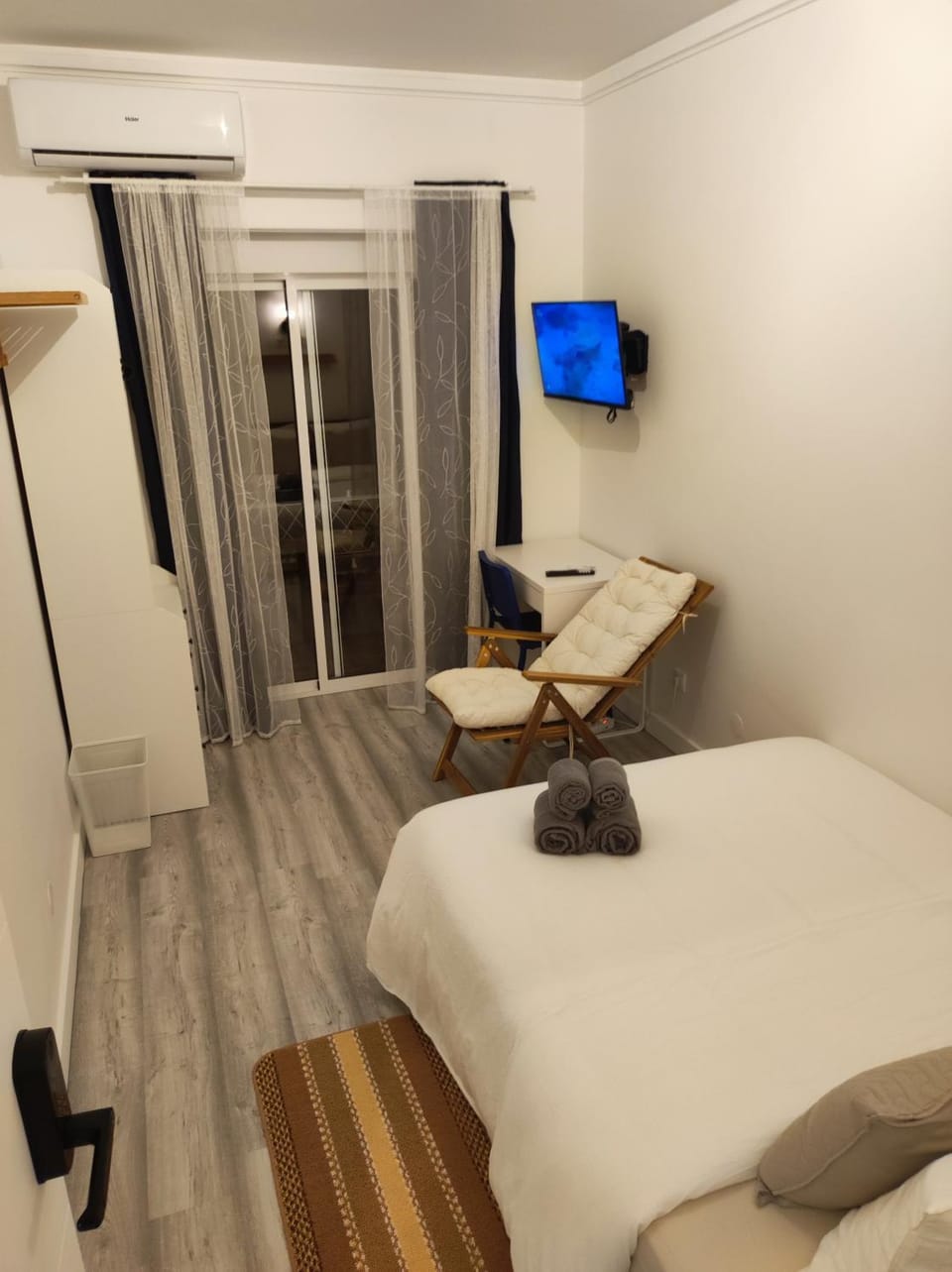 Bed, TV and multimedia, Photo of the whole room, Seating area, Bedroom, sunbed, towels, air conditioner