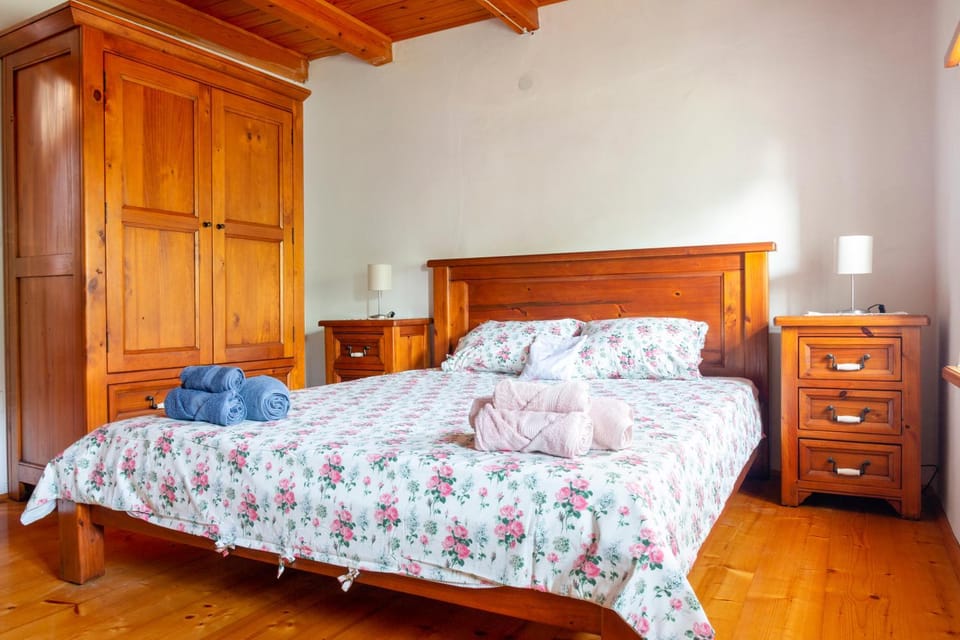 Bed, Decorative detail, Bedroom, towels