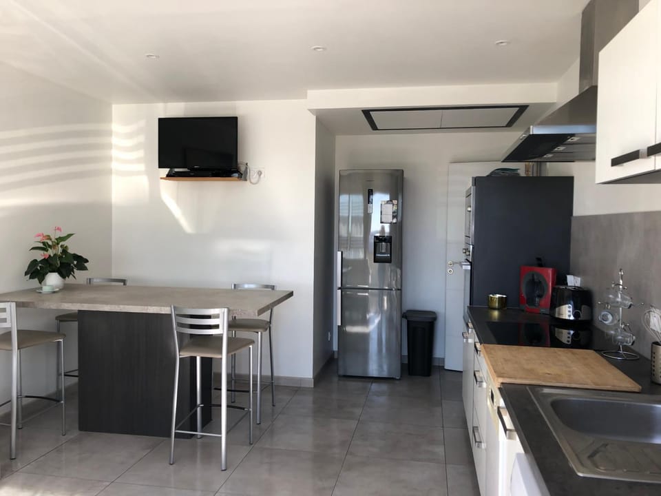 Appartement sur la colline avec accès piscine Apartment in Manosque