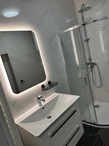Shower, Bathroom