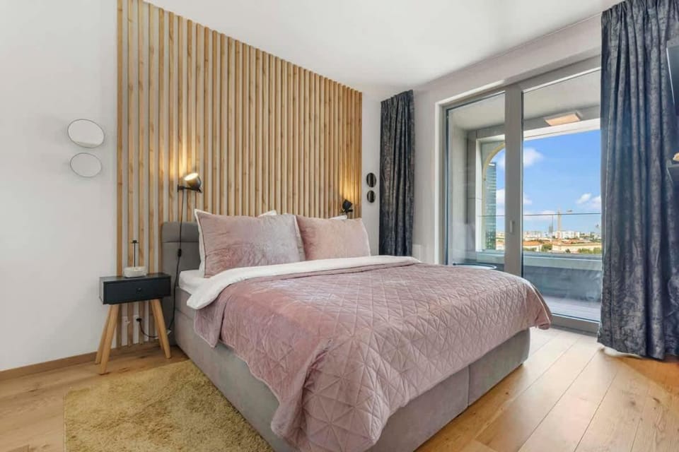 Bed, Natural landscape, Photo of the whole room, Bedroom