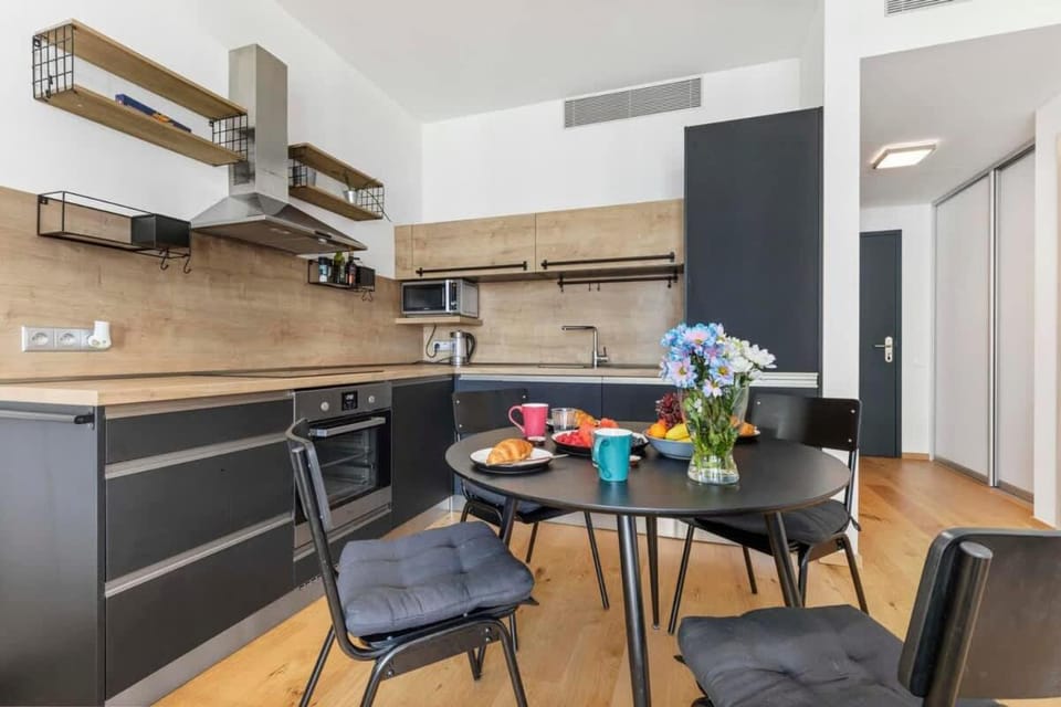 Kitchen or kitchenette, Seating area, Dining area, oven