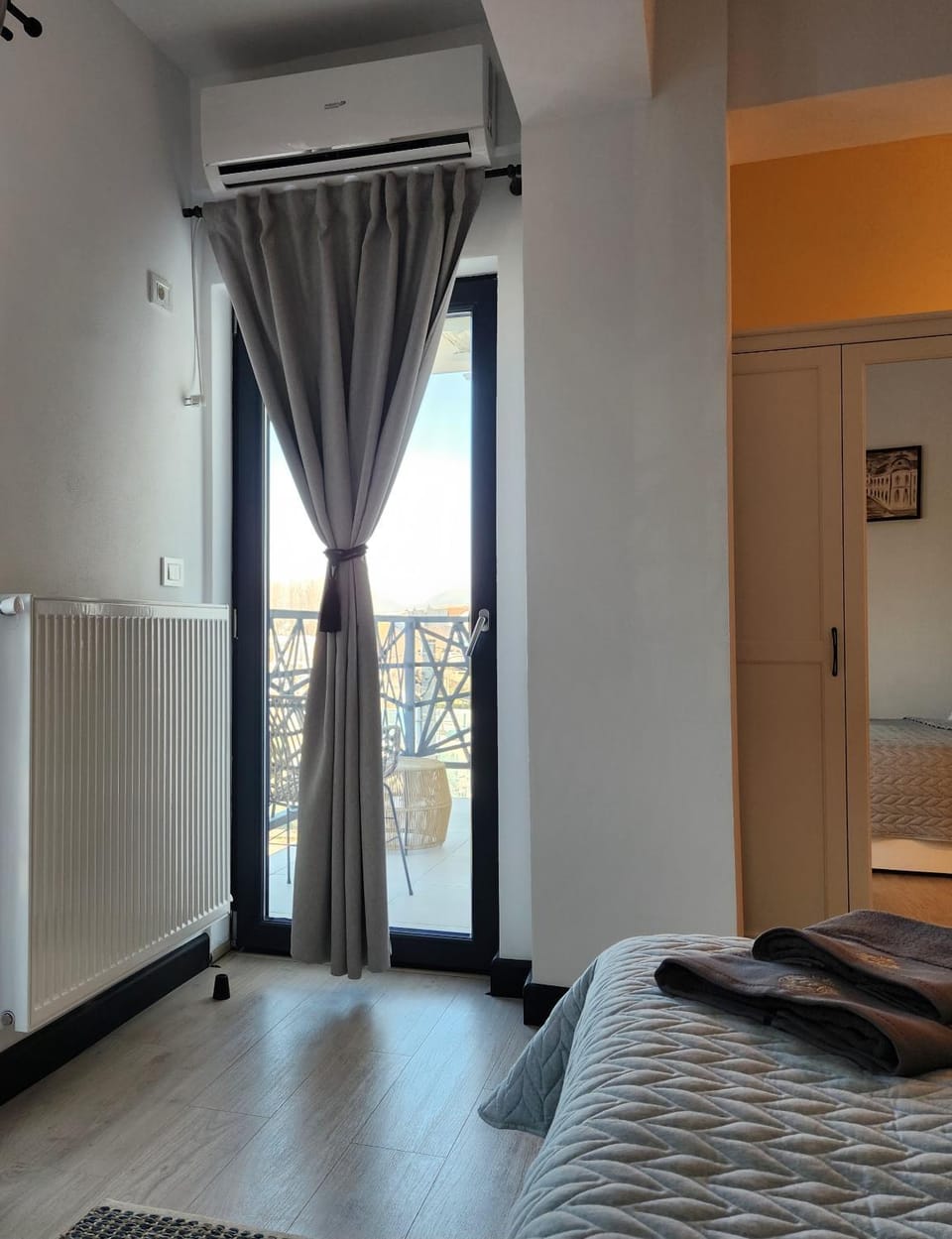 Bedroom, air conditioner